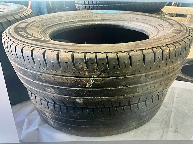 2 autobanden michelin agilis - afbeelding 1 van  4