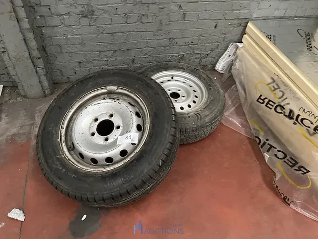 2 autobanden - afbeelding 1 van  3