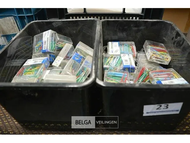 2 bakjes met paperclips - afbeelding 1 van  4