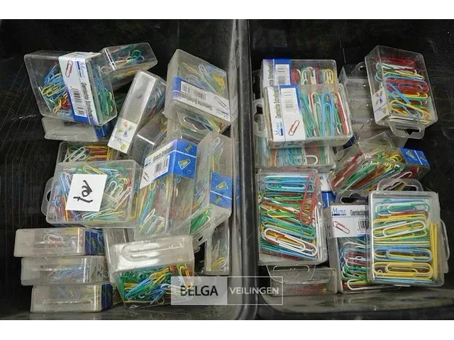 2 bakjes met paperclips - afbeelding 3 van  4