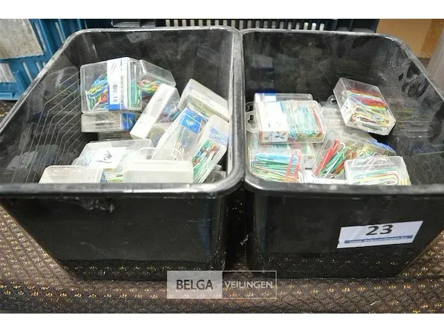 2 bakjes met paperclips - afbeelding 4 van  4