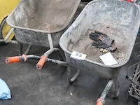 2 bakkruiwagens - afbeelding 1 van  2