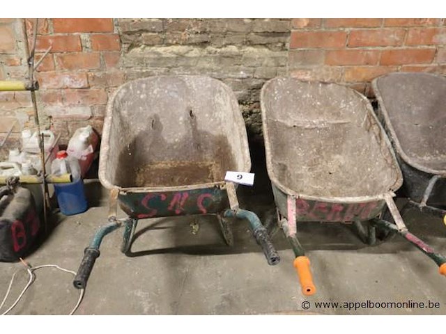 2 bakkruiwagens - afbeelding 1 van  1