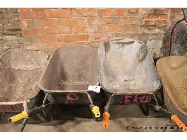 2 bakkruiwagens - afbeelding 1 van  1