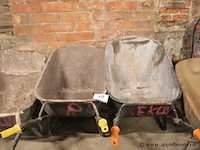 2 bakkruiwagens - afbeelding 1 van  1