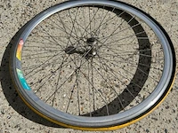 2 banden en 4 fietswielen - afbeelding 10 van  13