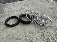 2 banden en 4 fietswielen