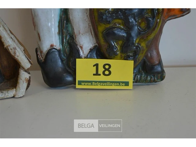 2 beeldjes met het schild v/d leeuw van vlaanderen - afbeelding 5 van  5