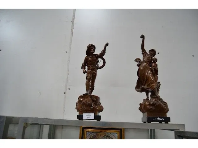 2 beeldjes op voet afm. ca. 50cm - afbeelding 1 van  4