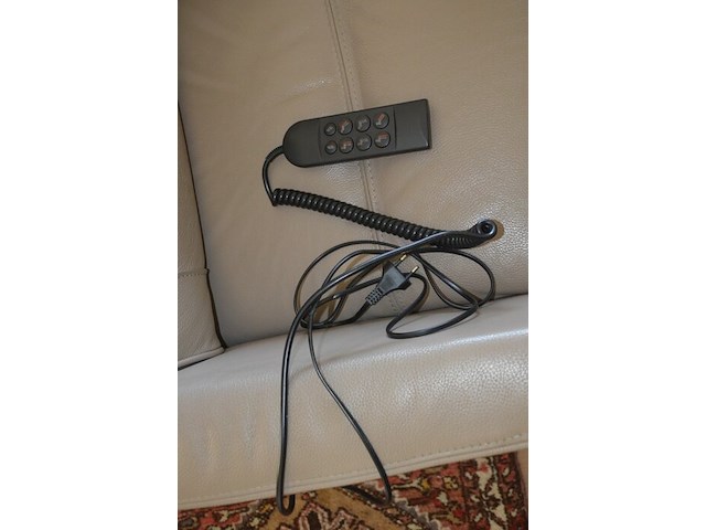 2 beige lederen elektrische relaxzetels, tapijt ca. 2,50 x 1,20 m, salontafel - afbeelding 2 van  12