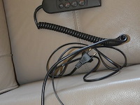 2 beige lederen elektrische relaxzetels, tapijt ca. 2,50 x 1,20 m, salontafel - afbeelding 2 van  12