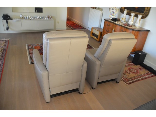 2 beige lederen elektrische relaxzetels, tapijt ca. 2,50 x 1,20 m, salontafel - afbeelding 3 van  12
