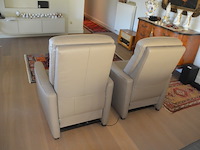 2 beige lederen elektrische relaxzetels, tapijt ca. 2,50 x 1,20 m, salontafel - afbeelding 3 van  12