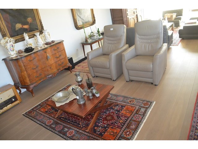 2 beige lederen elektrische relaxzetels, tapijt ca. 2,50 x 1,20 m, salontafel - afbeelding 1 van  12