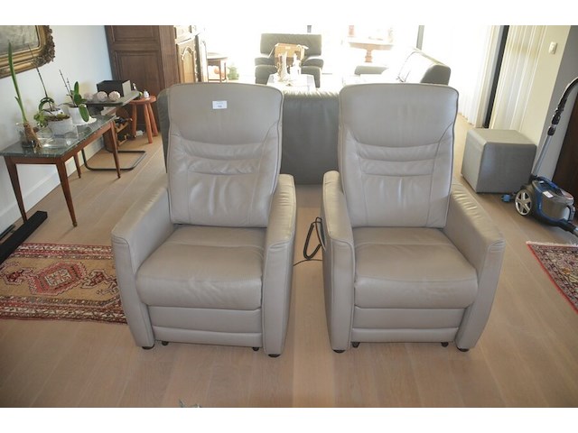 2 beige lederen elektrische relaxzetels, tapijt ca. 2,50 x 1,20 m, salontafel - afbeelding 8 van  12