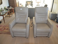 2 beige lederen elektrische relaxzetels, tapijt ca. 2,50 x 1,20 m, salontafel - afbeelding 8 van  12