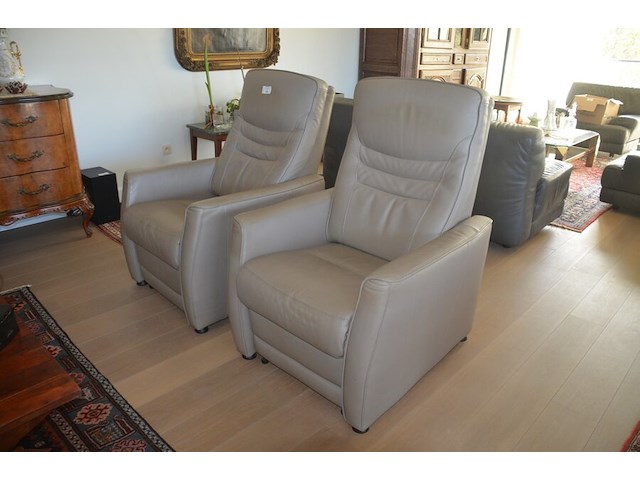 2 beige lederen elektrische relaxzetels, tapijt ca. 2,50 x 1,20 m, salontafel - afbeelding 10 van  12