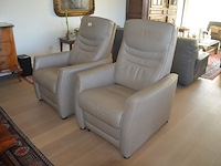 2 beige lederen elektrische relaxzetels, tapijt ca. 2,50 x 1,20 m, salontafel - afbeelding 10 van  12
