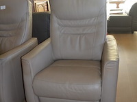 2 beige lederen elektrische relaxzetels, tapijt ca. 2,50 x 1,20 m, salontafel - afbeelding 11 van  12