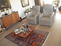 2 beige lederen elektrische relaxzetels, tapijt ca. 2,50 x 1,20 m, salontafel