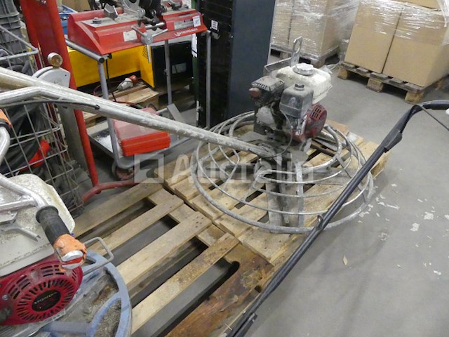 2 betonnen helikopters - afbeelding 1 van  9