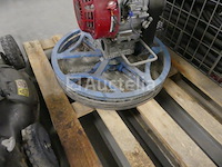 2 betonnen helikopters - afbeelding 4 van  9