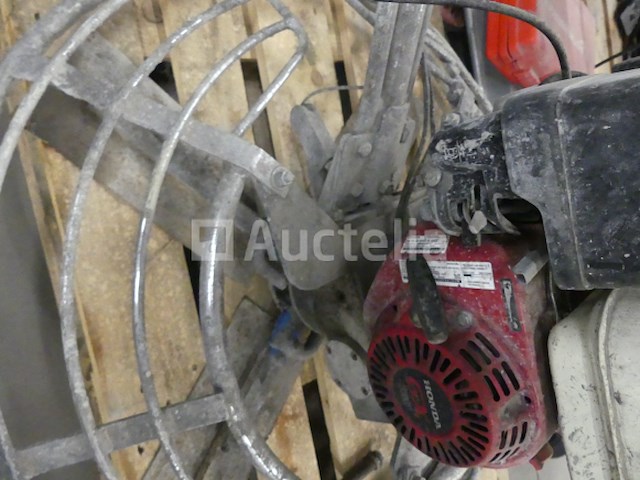 2 betonnen helikopters - afbeelding 9 van  9