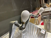 2 biertapkranen op druipplaat - afbeelding 2 van  3