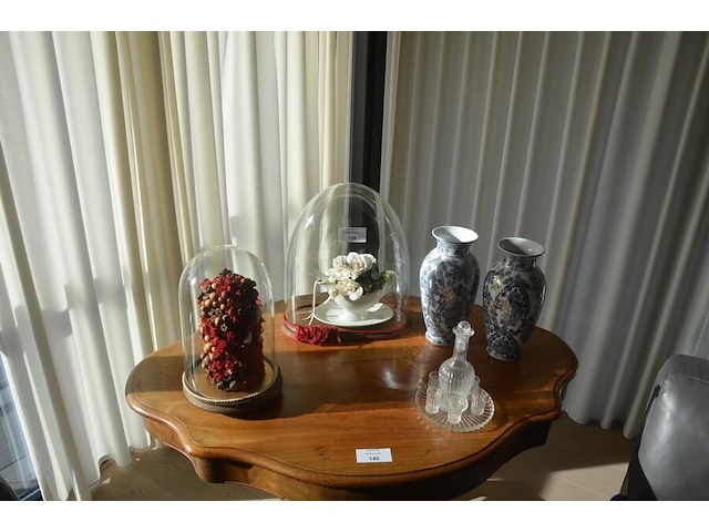 2 bloemstukken onder stolp, 2 porseleinen vazen, glazen drinkset met karaf - afbeelding 1 van  9