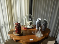 2 bloemstukken onder stolp, 2 porseleinen vazen, glazen drinkset met karaf