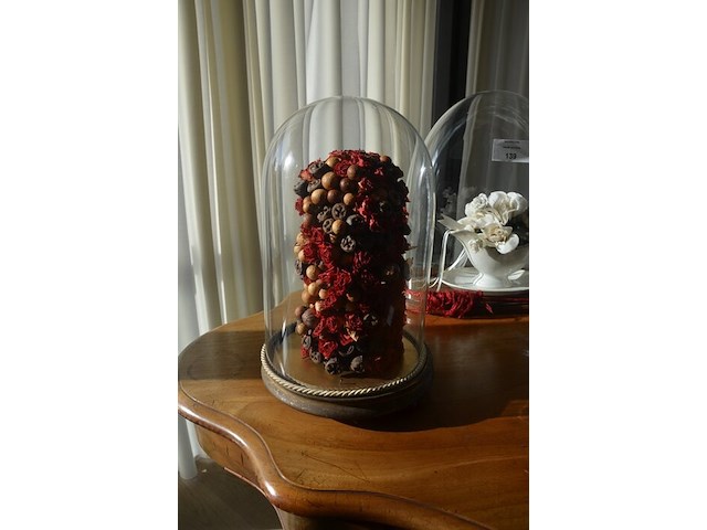 2 bloemstukken onder stolp, 2 porseleinen vazen, glazen drinkset met karaf - afbeelding 2 van  9