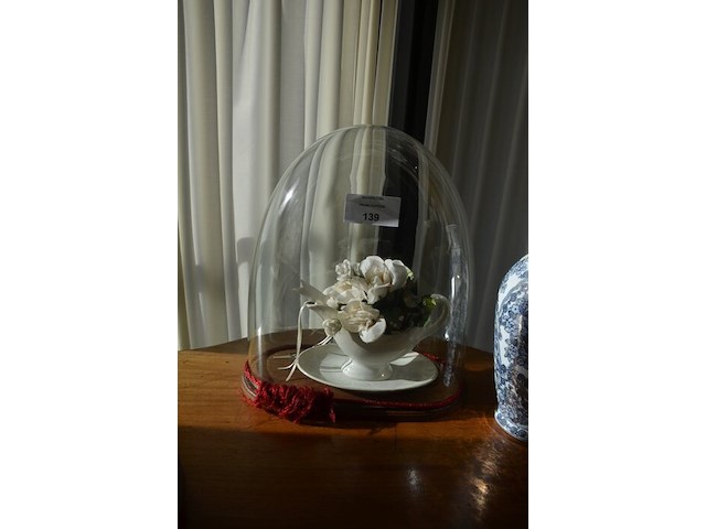 2 bloemstukken onder stolp, 2 porseleinen vazen, glazen drinkset met karaf - afbeelding 4 van  9