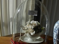 2 bloemstukken onder stolp, 2 porseleinen vazen, glazen drinkset met karaf - afbeelding 4 van  9