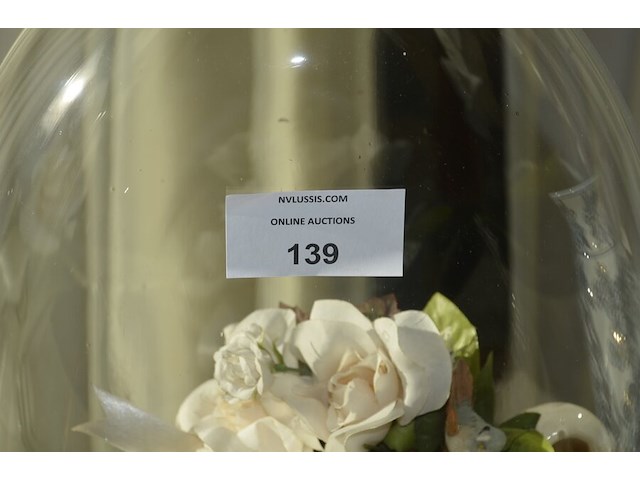 2 bloemstukken onder stolp, 2 porseleinen vazen, glazen drinkset met karaf - afbeelding 3 van  9