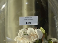 2 bloemstukken onder stolp, 2 porseleinen vazen, glazen drinkset met karaf - afbeelding 3 van  9