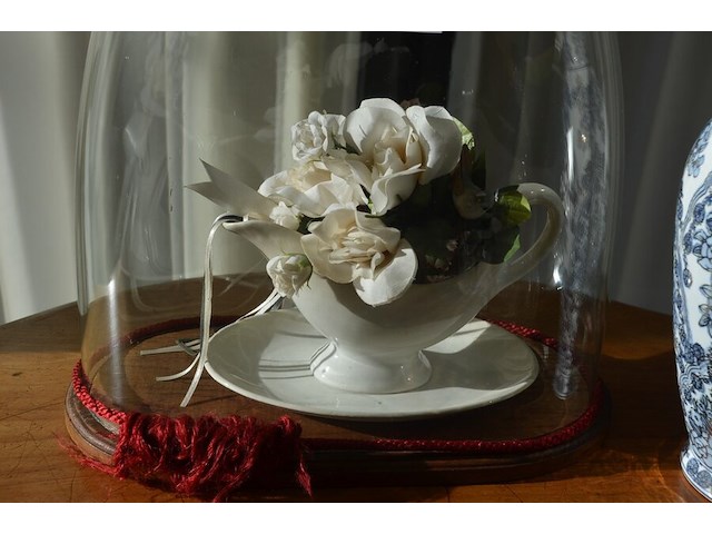 2 bloemstukken onder stolp, 2 porseleinen vazen, glazen drinkset met karaf - afbeelding 5 van  9