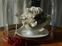 2 bloemstukken onder stolp, 2 porseleinen vazen, glazen drinkset met karaf - afbeelding 5 van  9