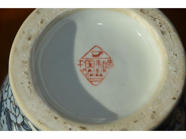 2 bloemstukken onder stolp, 2 porseleinen vazen, glazen drinkset met karaf - afbeelding 9 van  9