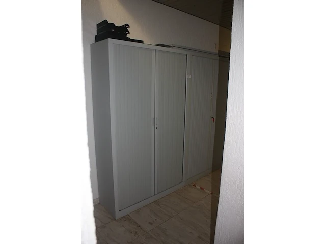 2 boekenkasten met rolluikdeuren, planningbord (14,16) - afbeelding 1 van  9