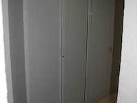 2 boekenkasten met rolluikdeuren, planningbord (14,16)
