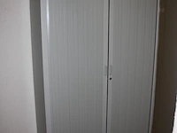 2 boekenkasten met rolluikdeuren, planningbord (14,16) - afbeelding 3 van  9