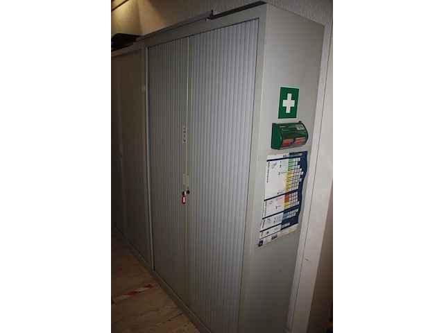 2 boekenkasten met rolluikdeuren, planningbord (14,16) - afbeelding 4 van  9