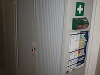 2 boekenkasten met rolluikdeuren, planningbord (14,16) - afbeelding 4 van  9