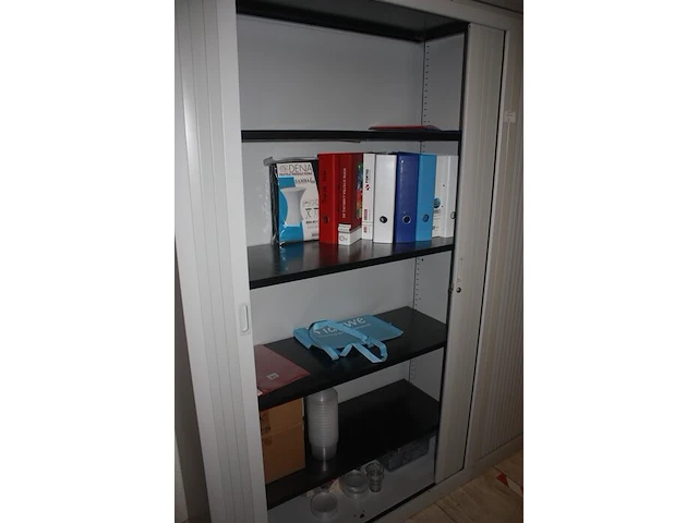 2 boekenkasten met rolluikdeuren, planningbord (14,16) - afbeelding 5 van  9