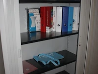 2 boekenkasten met rolluikdeuren, planningbord (14,16) - afbeelding 5 van  9