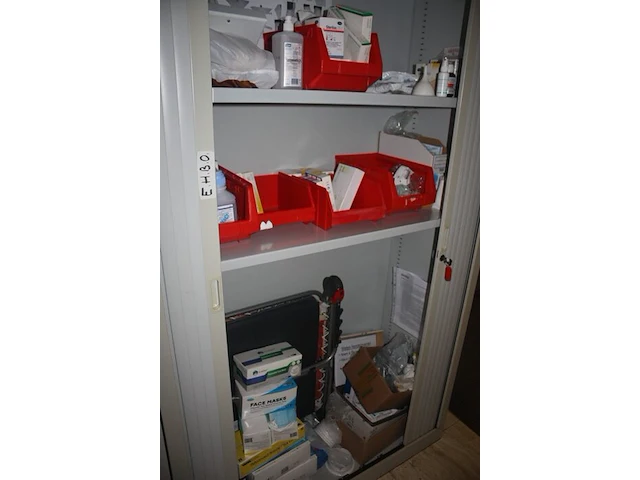 2 boekenkasten met rolluikdeuren, planningbord (14,16) - afbeelding 6 van  9