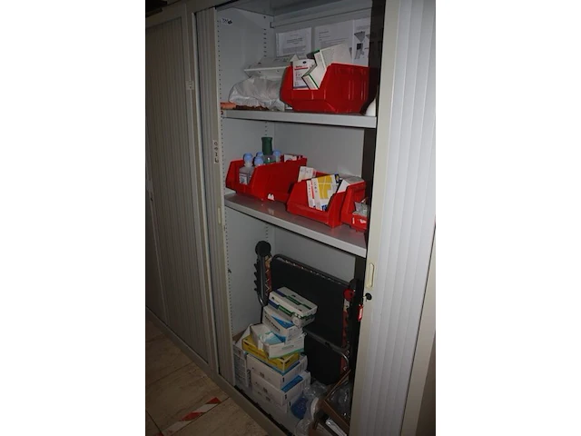 2 boekenkasten met rolluikdeuren, planningbord (14,16) - afbeelding 7 van  9