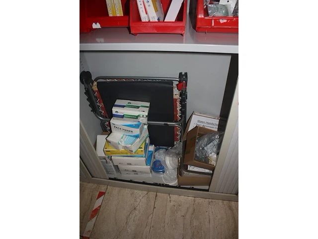 2 boekenkasten met rolluikdeuren, planningbord (14,16) - afbeelding 8 van  9