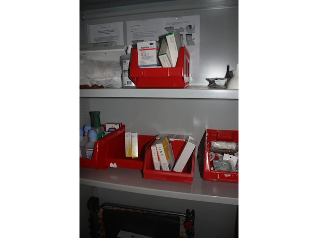 2 boekenkasten met rolluikdeuren, planningbord (14,16) - afbeelding 9 van  9