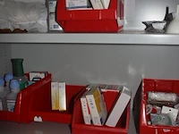 2 boekenkasten met rolluikdeuren, planningbord (14,16) - afbeelding 9 van  9